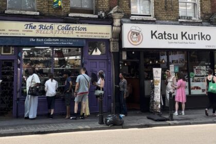 pekhsatsmlis-magazia-londoni-vitrina